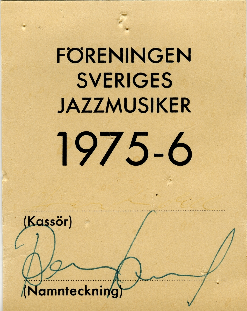 Medlemskort för föreningen Sveriges Jazzmusiker från 1975-76. År 1934 börjar Rosa Taikon att spela trummor i sin pappas orkester. De spelar på dansbanor över hela landet såväl som på familjens eget tivoli.