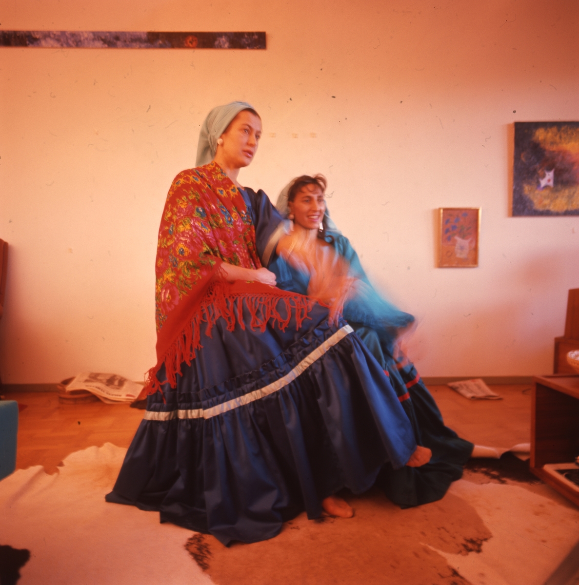 Systrarna Rosa och Katarina Taikon avfotograferade iklädda traditionella kläder.
