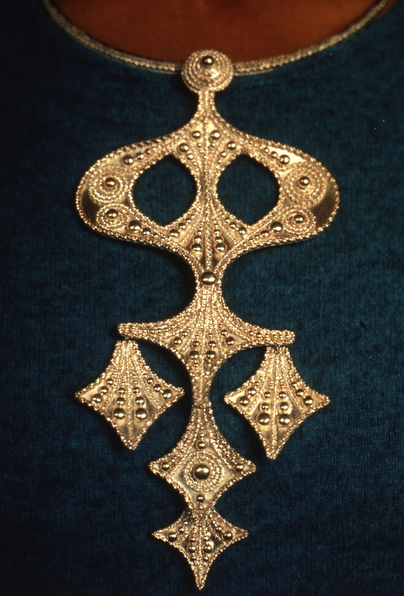 Silverhalsband av Rosa Taikon: "Baro Ihlo" (Det stora hjärtat). Smycket finns idag i Nationalmuseums samlingar.