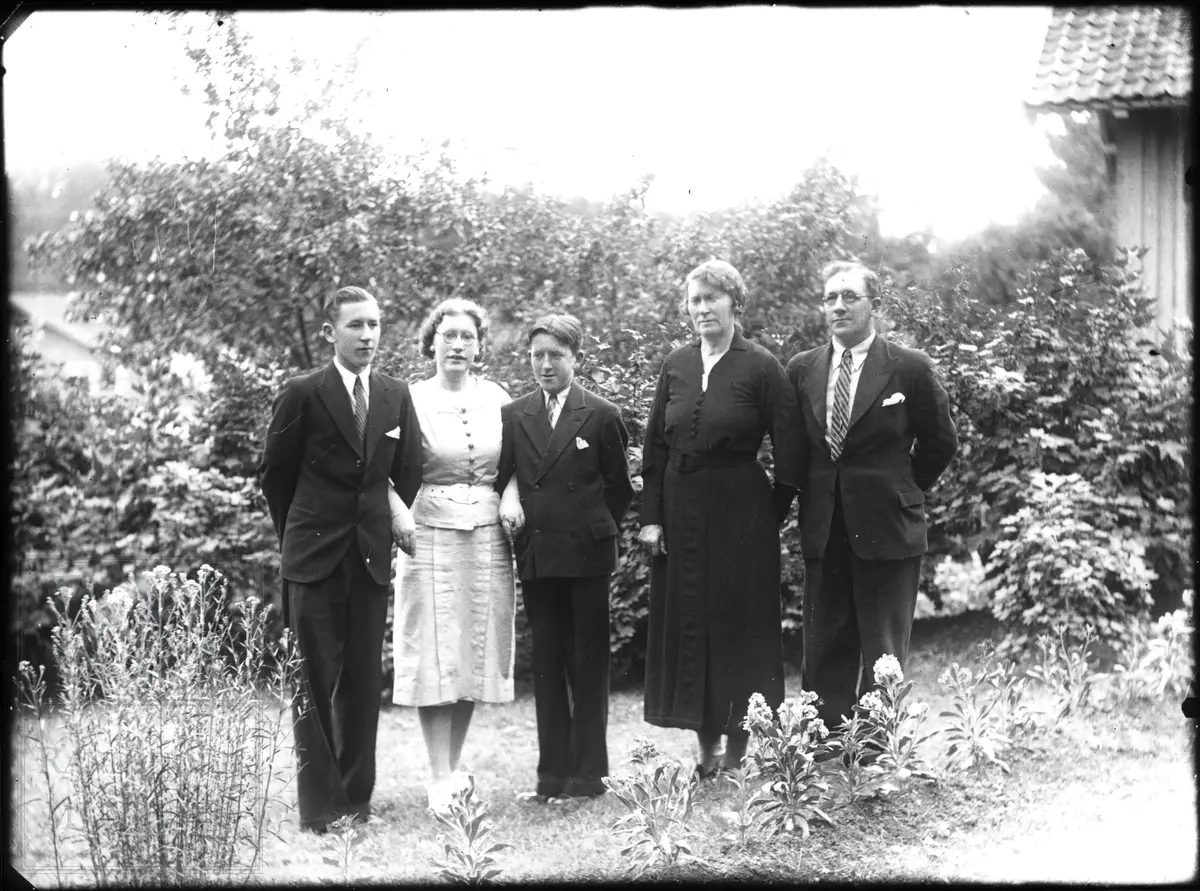 Familien Nicolaysen samlet ute i en hage.