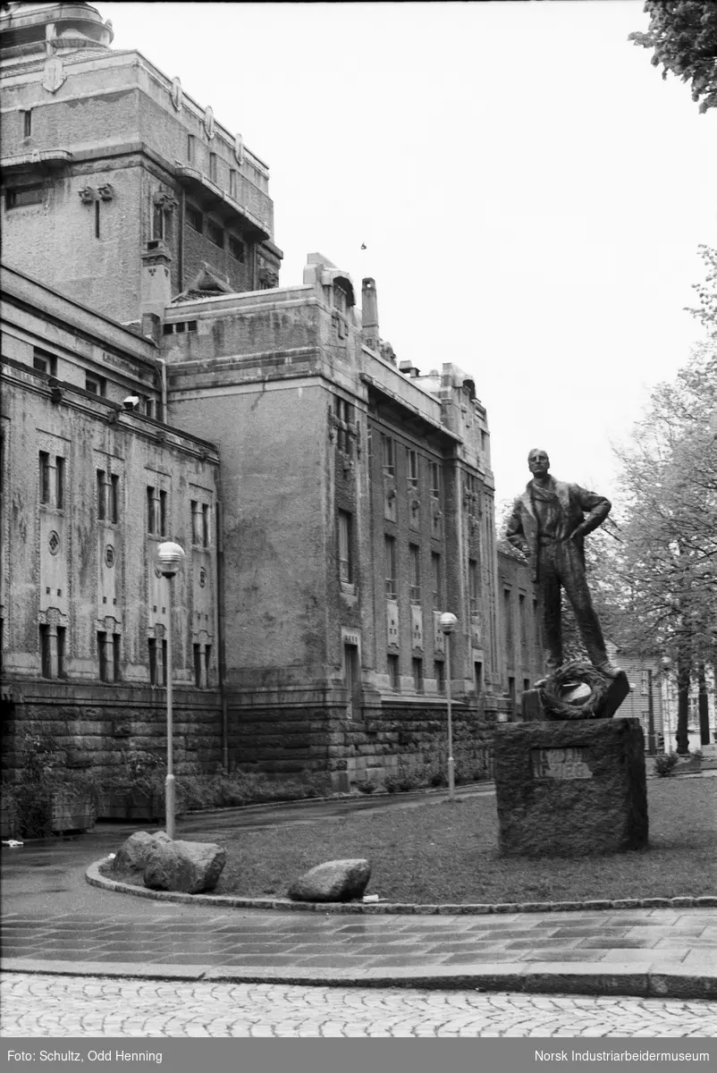 Kulturutvalget er på tur til Bergen. Nationale Scene, og statue av Nordahl Grieg.