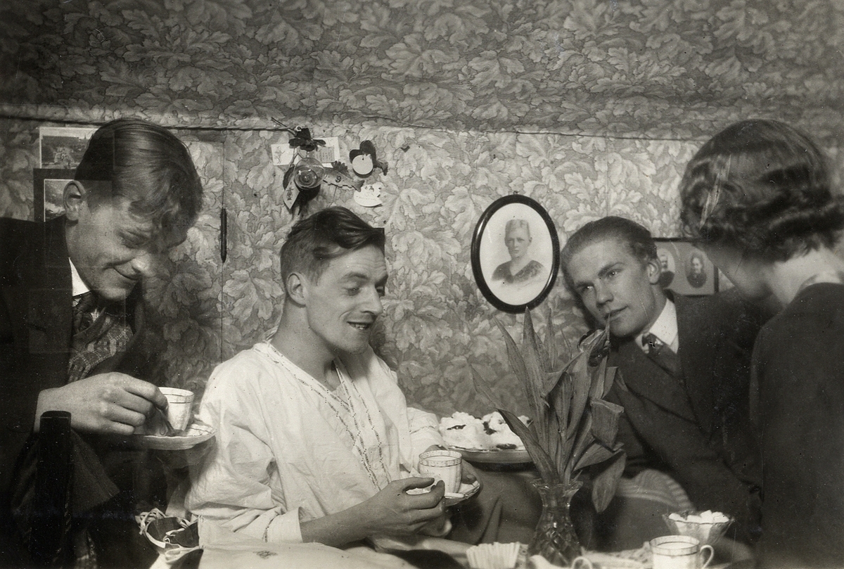 En ung man blir uppvaktad i sovrummet på sin födelsedag. 
Text under fotot: "Den 8 mars 1930".