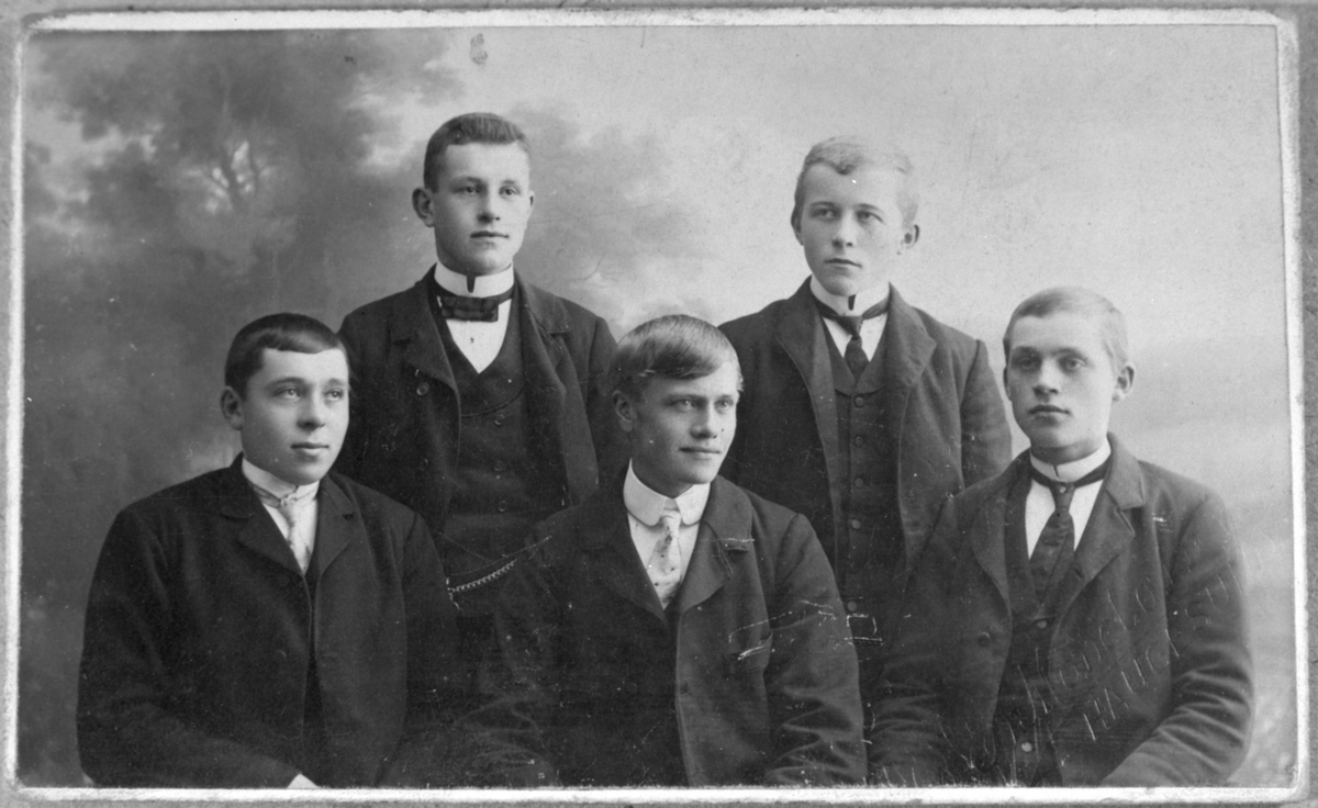 Portrett av ungdommar frå Vaka i Ølen, 1912. Bakerst, frå venstre: Reinert Viland og Torbjørn Vaka. Dei tre forreste er ukjende.