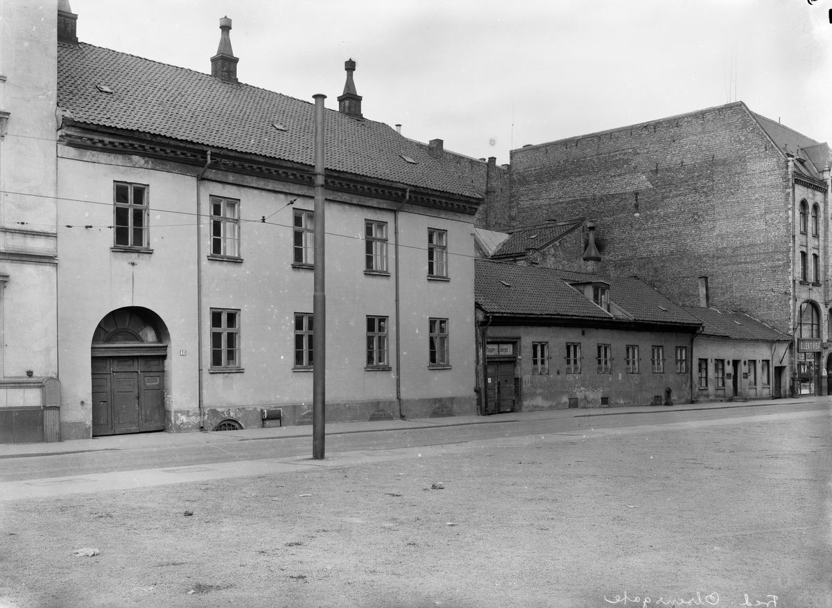 Gatebilde av lave bygninger i Fred Olsens gate i Oslo.

På skiltene står:
Caspari og Joerges A/S
Elektrisk ... radio