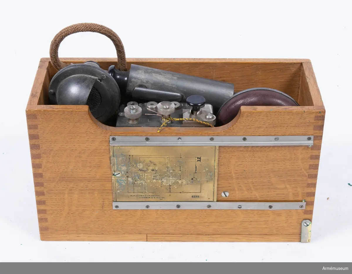 Grupp H I.
Telefonapparat m/1926 med extra hörtelefon.