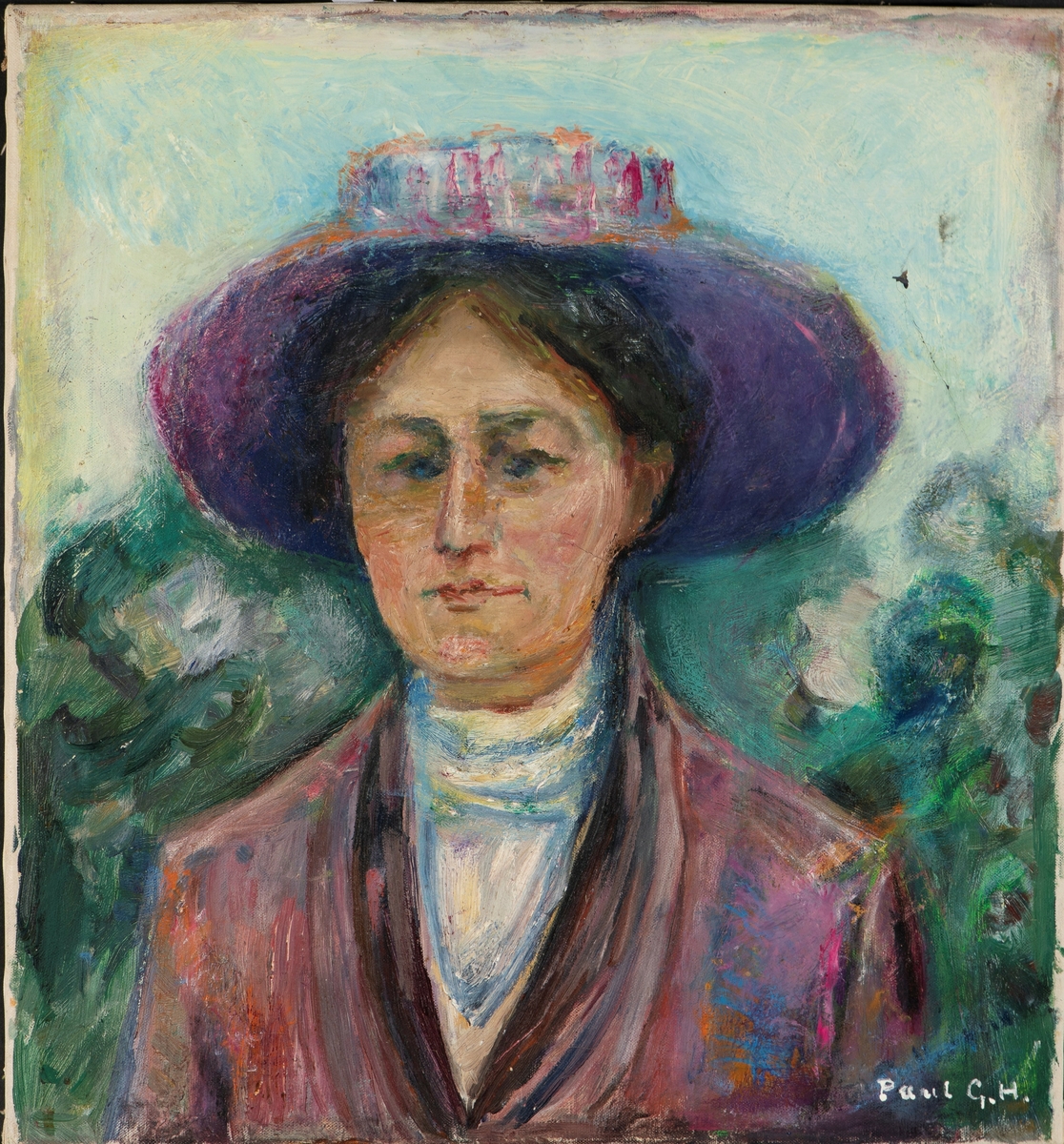 Portrett av kvinne, brystbilde en face. Hatt med vid brem i lillatoner, oppsatt mørkt hår. Blå og hvit bluse, kåpe i lillatoner. Antatt inspirert av Munchs ´Portrett av Ida Roede´. Lys himmel og grønnlig natur bakgrunn. 