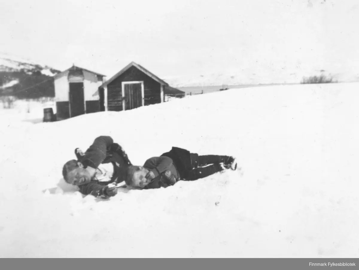 To jenter leker i snø på Mikkelsnes i Neiden. Ingrid Mikkola til venstre og til høyre Astrid Mikkola.