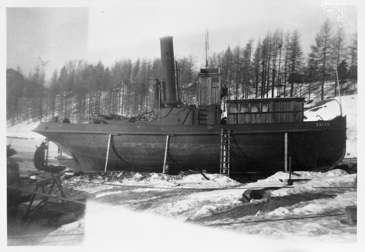 "Dølen" på slipp ved Minnesund. Den trakk mudderapparatet, og også fem lektere. "Dølen" var, før den sank i 1970, til salgs for 12000 kroner. Eier var Erik Volkmark.