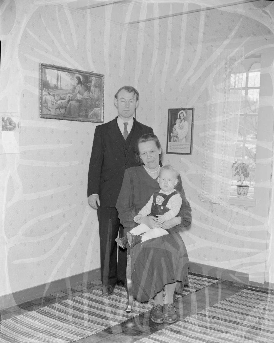Skolestyrer Jacobsen Helleland med kone og sønn.