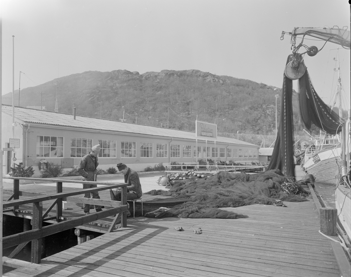 Bedriften Robertson på Eigerøy, med et fiskefartøy i forgrunnen.