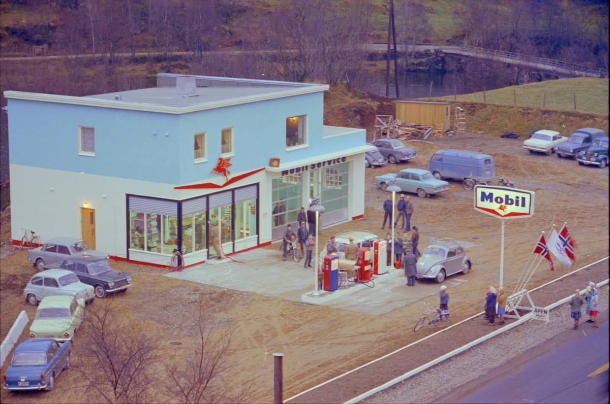 Åpningsdagen på bensinstasjonen Mobil Oil på Helleland.