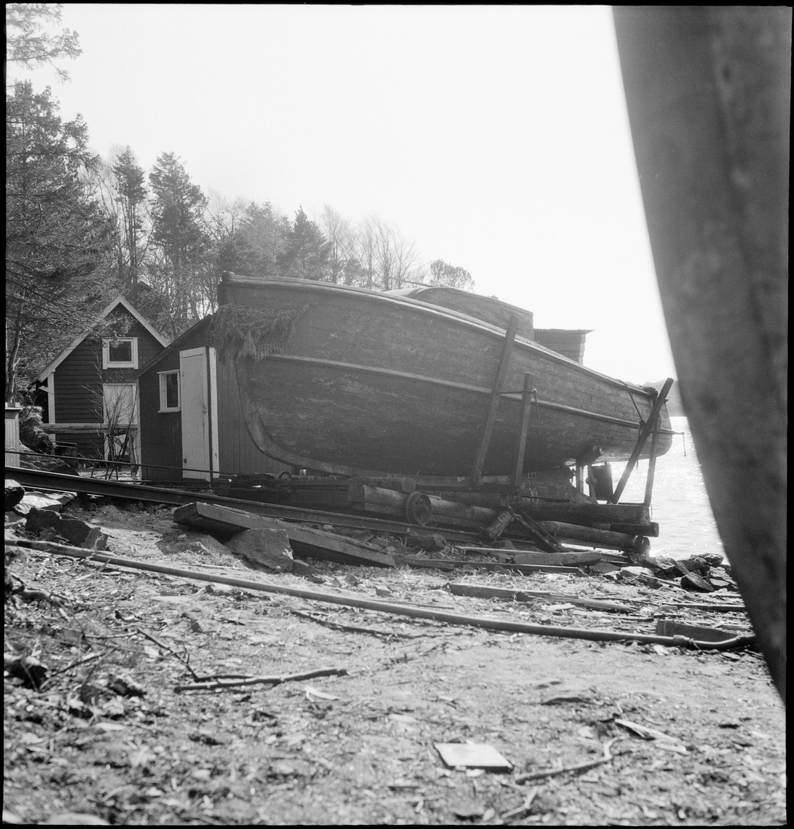 En båt på en slipp ved Welles båtbyggeri i Varbergveien i Egersund.