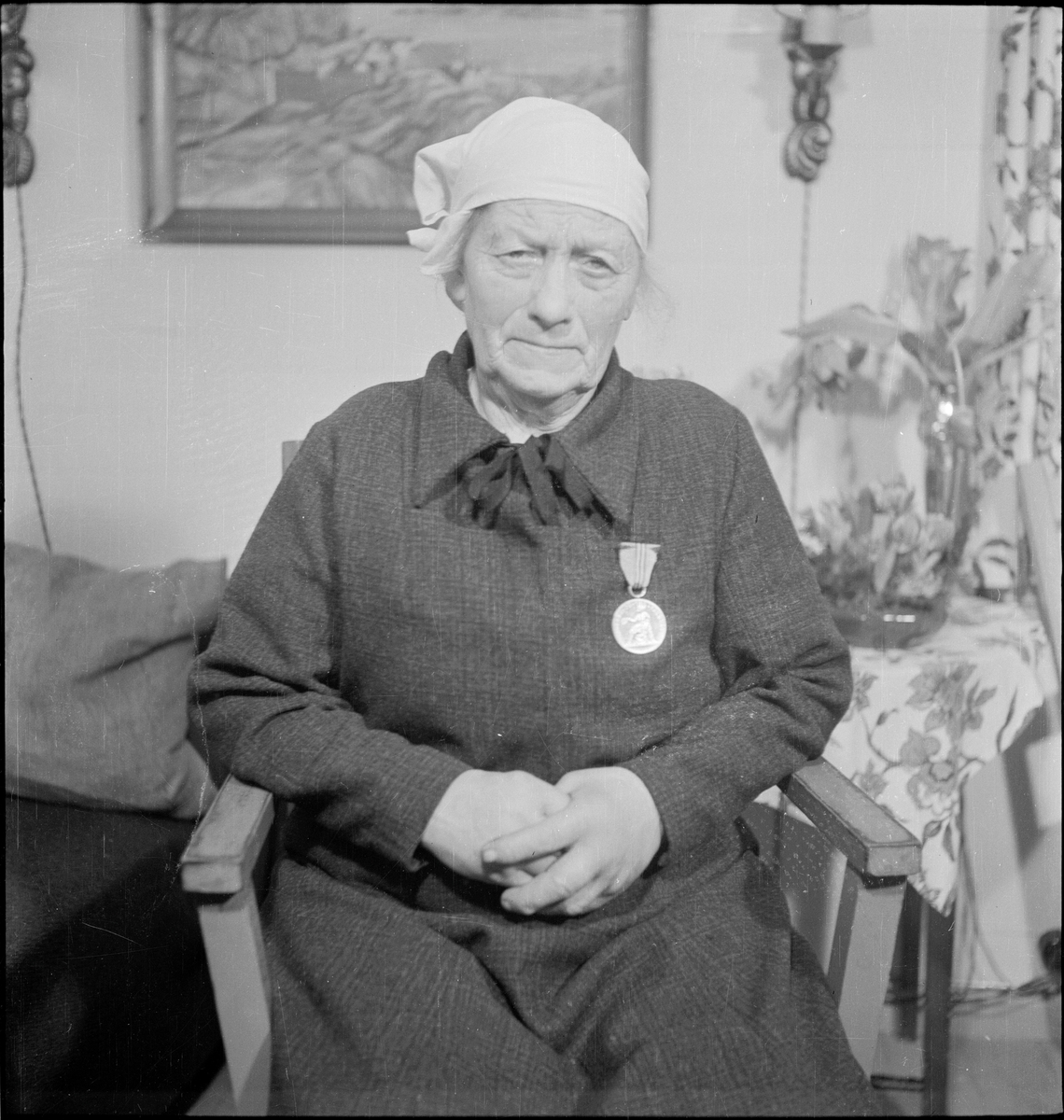 Portrett av en eldre kvinne med en æresmedalje.