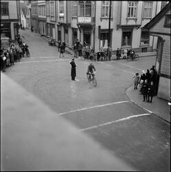 Trafikkuka i Egersund, 10.-16. november 1947. En konstabel d
