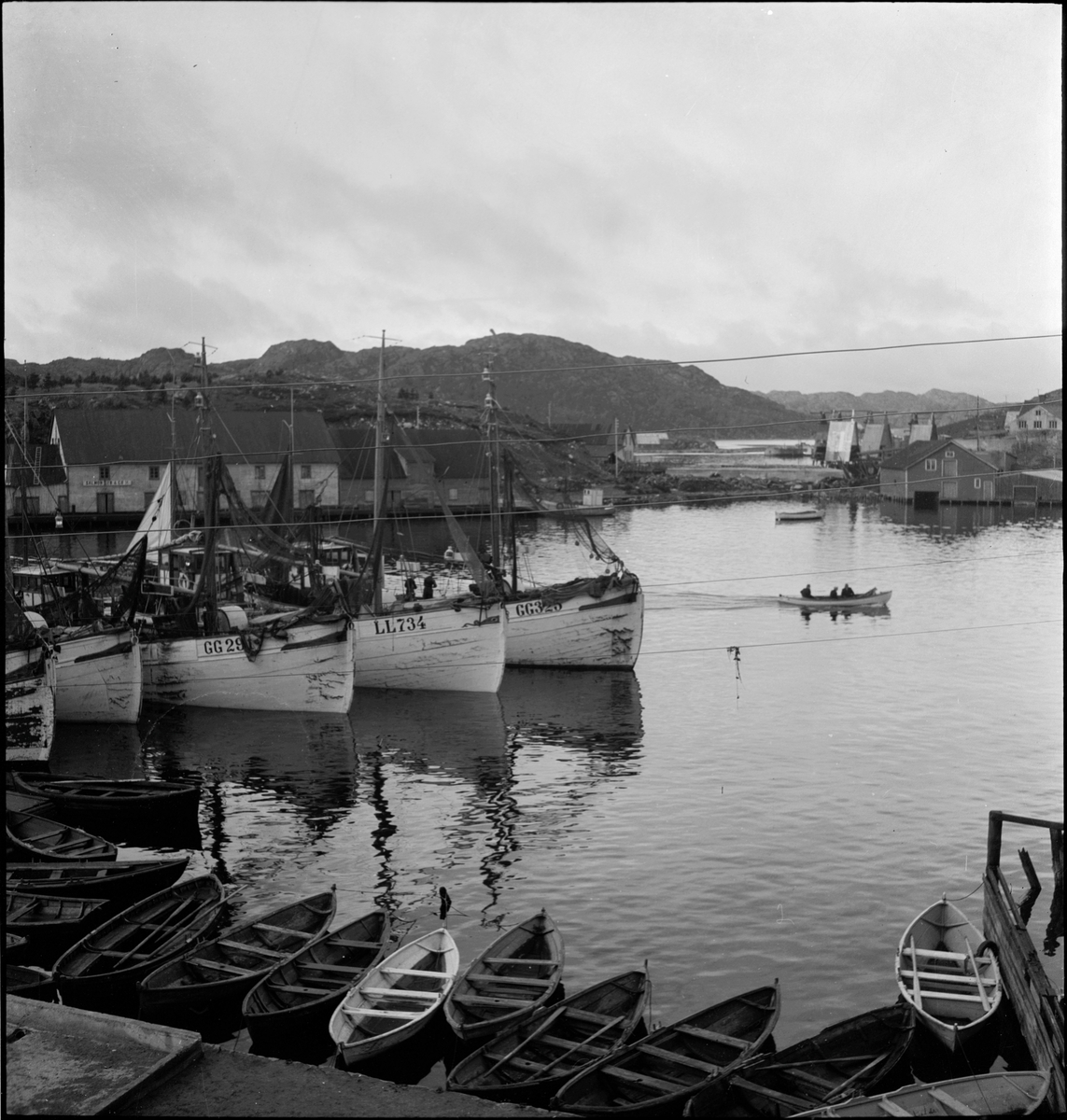 Fiskebåter og robåter i Egersund havn. I bakgrunnen er Lindøya.