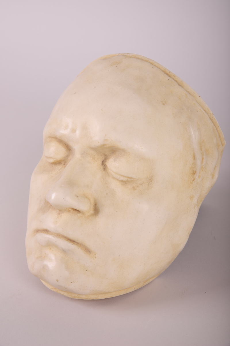 Avstøpning av Beethovens ansikt.
Ingen stempel eller signatur.