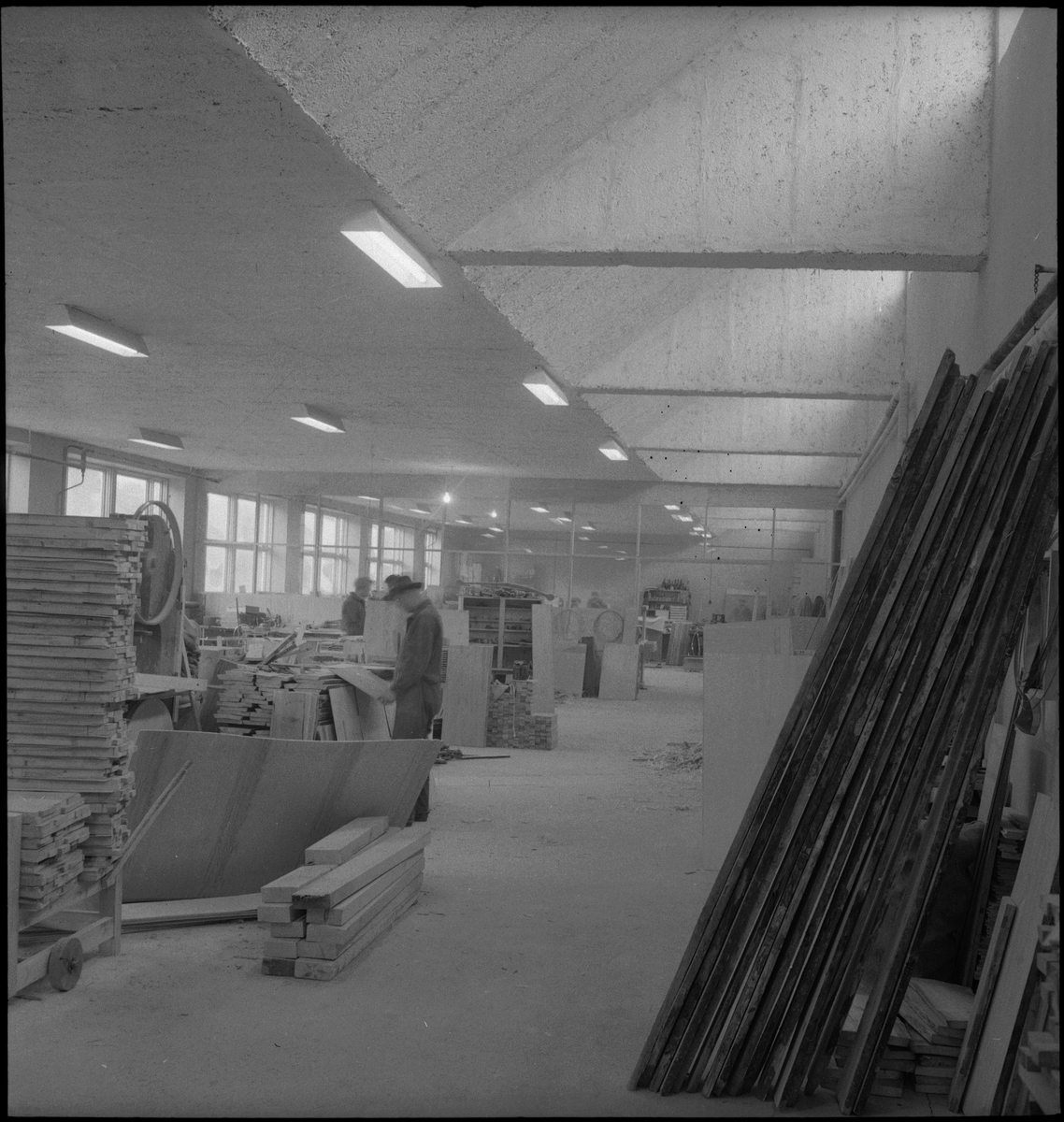 Fra verkstedene på "L. Jacobsens Møbelsnekkeri", i Egersund. Møbelsnekkere arbeider med tre og tekstiler.