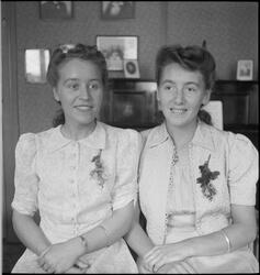Portrett av to unge kvinner i kjole, Edith og Maria. På bild