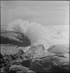 Bølger slår innover svabergene ved Holmestø utenfor Brusand.