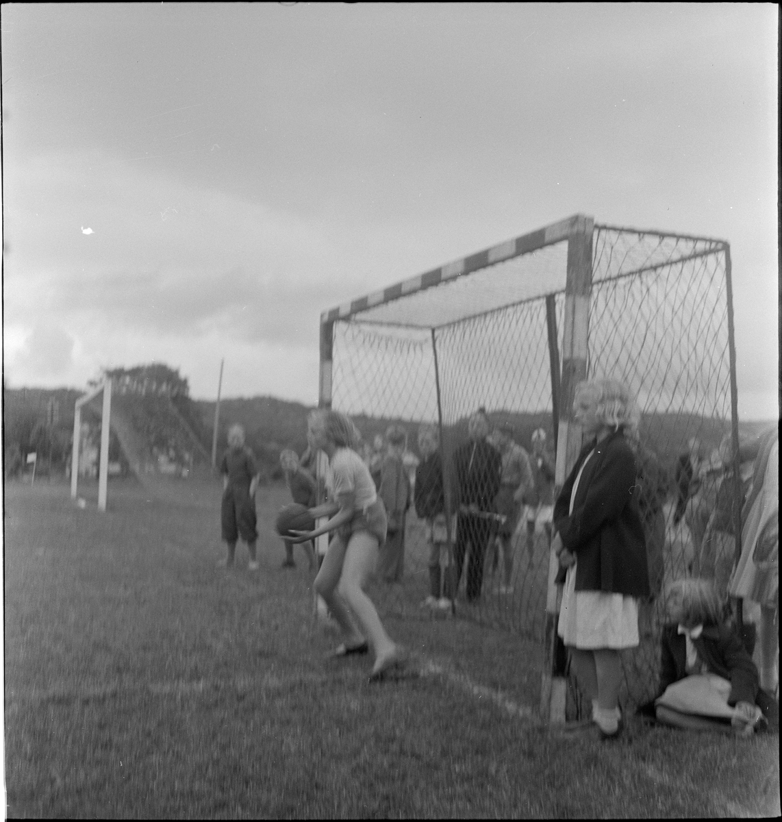Jenter fra Korsør i Danmark spiller håndball på idrettsmarka i Egersund.