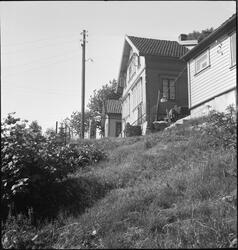 Hafsøyveien 3 og 5 i Egersund. Porten og hagen.