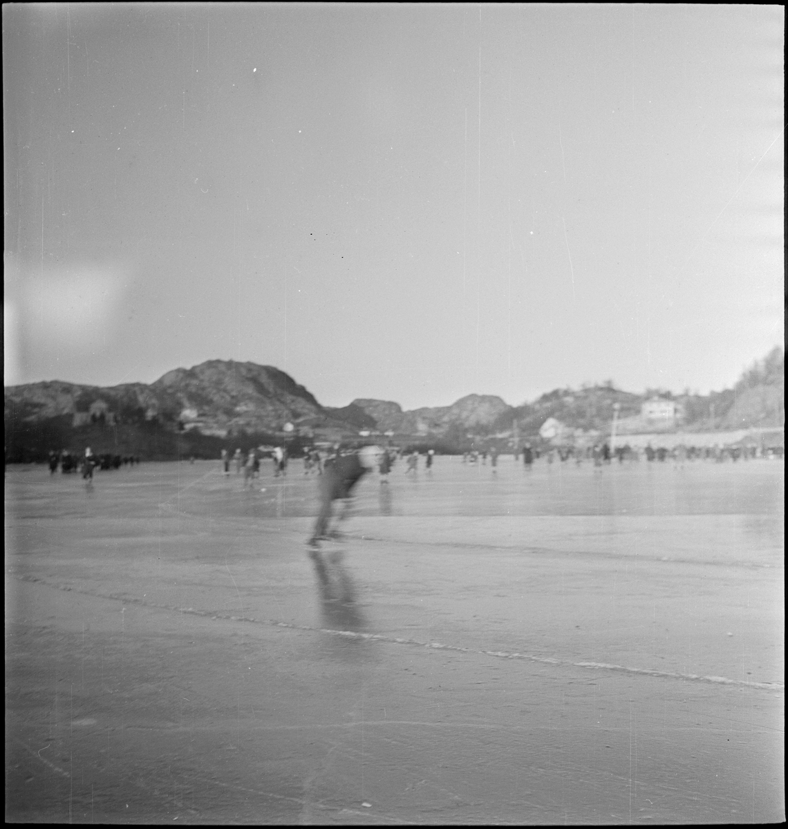 Skøyteløp på Vågen i Egersund. I bakgrunnen Hafsøystranda, Humlestadgaten