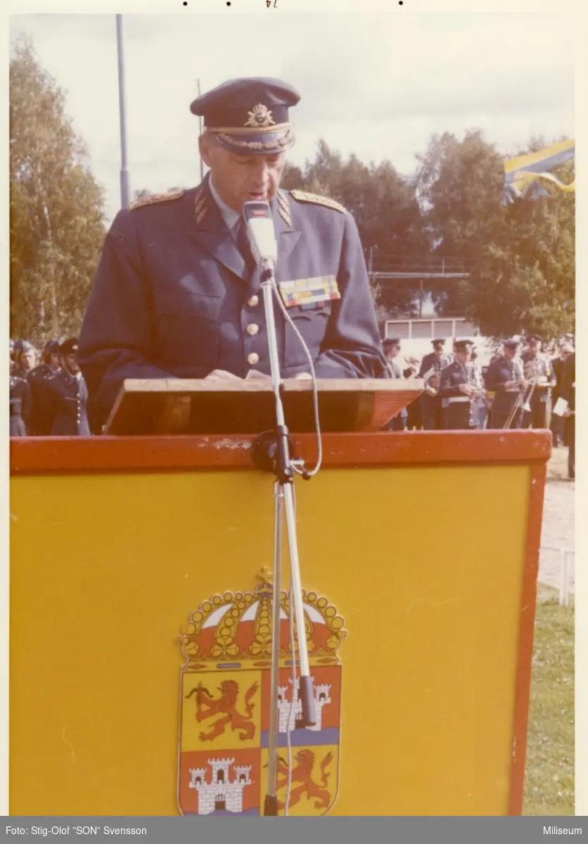 Firandet och uppvisningarna på Soldatvallen i Sjöängen. Arméchefen Carl-Eric Almgren.