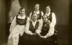Vefsn, Mosjøen. Gruppe med jenter i bunad på folkehøgskolen 