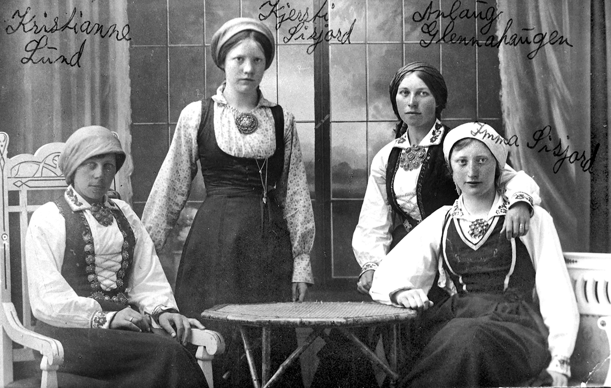 Fire yngre kvinner i ulike bunader i atelier. F.v Kristiane Lund, Kjersti Sisjord, Anlaug Glennahaugen og Ingeborg Sisjord. 