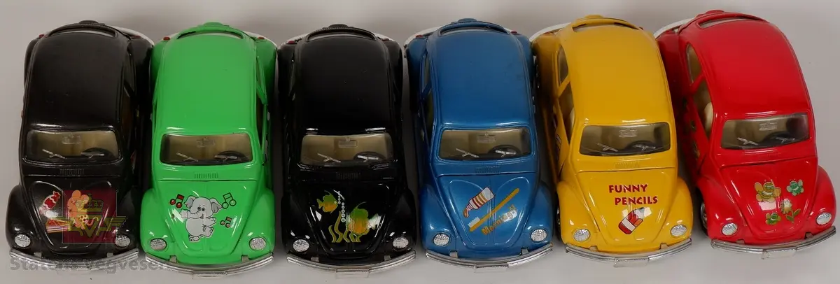 Seks miniatyrbiler av Volkswagen Type 1. Bilene har ulike farger og dekoreringer, og har hovedfargene gul, blå, rød, grønn og svart. Bilene er laget av metall med understell og detaljer i plast.