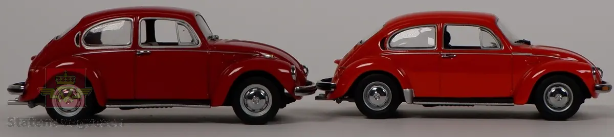 To miniatyrbiler av Volkswagen Type 1. Bilene har ulike rødfarger, den ene har en rødfarge som går mot oransje og den andre har en rødfarge som går mot vinrød. Bilene er laget av metall med understell og detaljer i plast og merket med skala 1:43.
