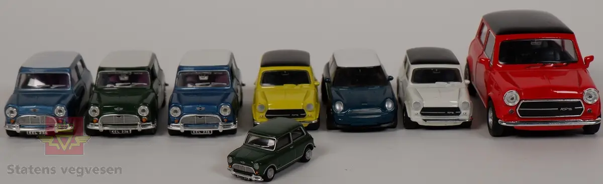 Åtte miniatyrbiler av Mini Cooper. Bilene har ulike farger og har hovedfargene gul, grønn, blå, hvit og rød. Bilene er laget av metall med understell og detaljer i plast. Miniatyrene er laget av to forskjellige produsenter og størrelsene er forskjellige.