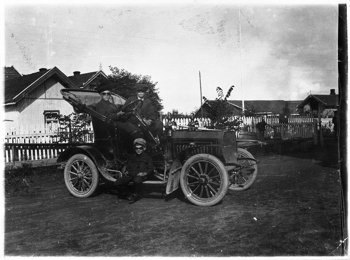 Bil nummer to på Toten ca. 1908, en tysk modell med 4 hestekrefter.
Personene er Hans, Odd, og Jens Schanche.