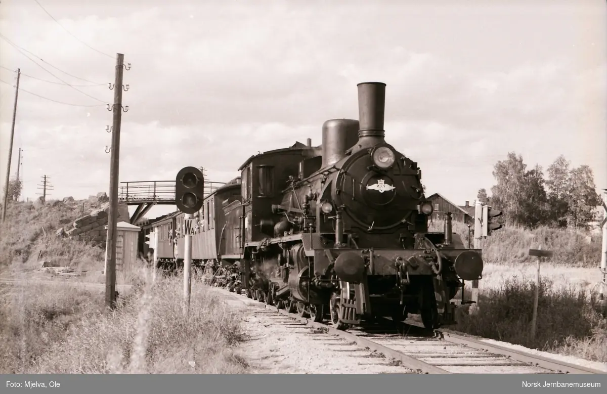 Damplokomotiv type 18c nr. 245 med veterantog ved tidligere Hære holdeplass på Krøderbanen