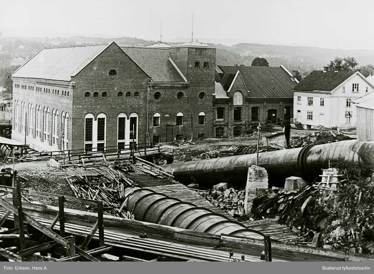 Baksiden av Hønefoss kraftstasjon som  startet opp i 1922. Rørgaten med vann fra Hønefossen ledes inn i kraftverket