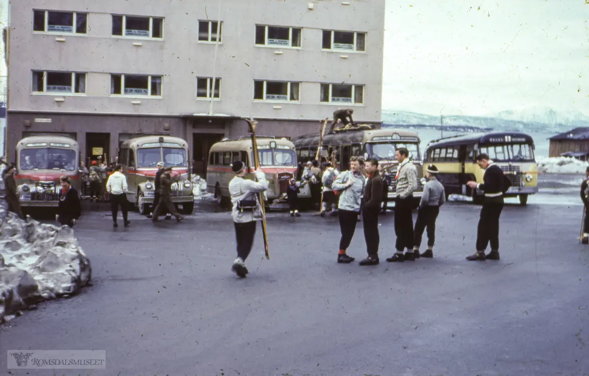 "Start på fjelltur". Utenfor Bolsøy meieri..Snutebussene fra venstre: To Chevrolet 1946-47, Opel Blitz førkrigs-/krigsmodell. .