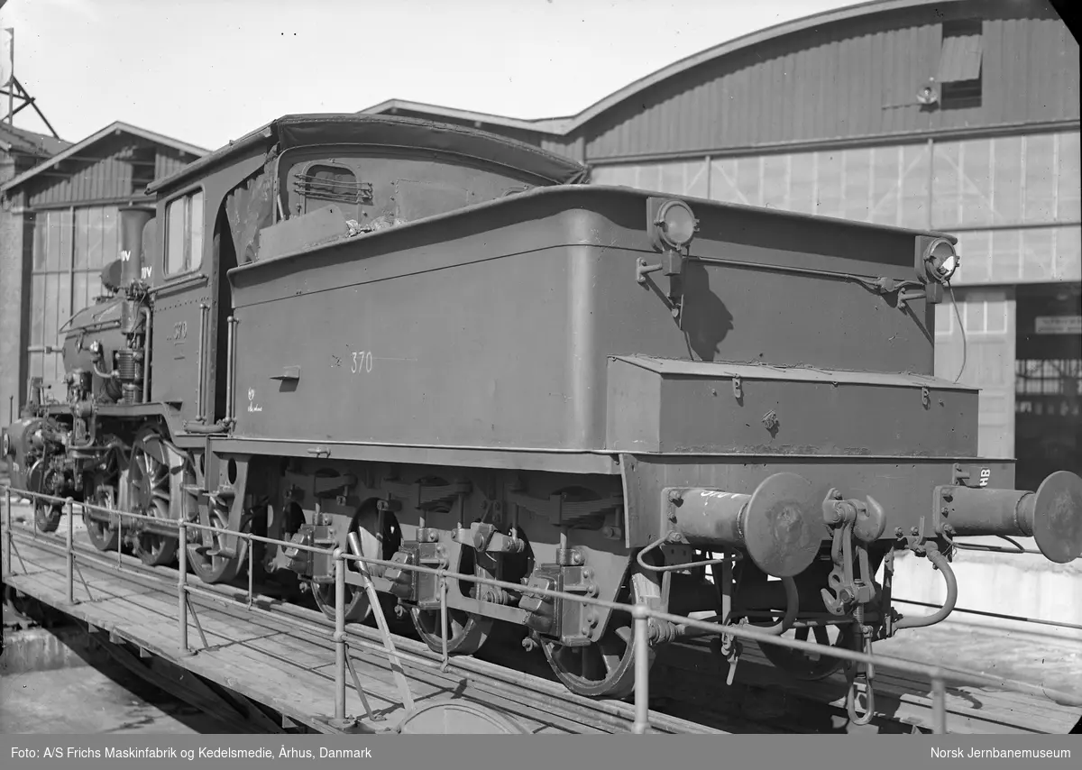 Damplokomotiv type 21c 370 utenfor verkstedhallen hos A/S Frichs Maskinfabrik og Kedelsmedie, Århus, Danmark. Lokomotivet skal inn til revisjon/reparasjon