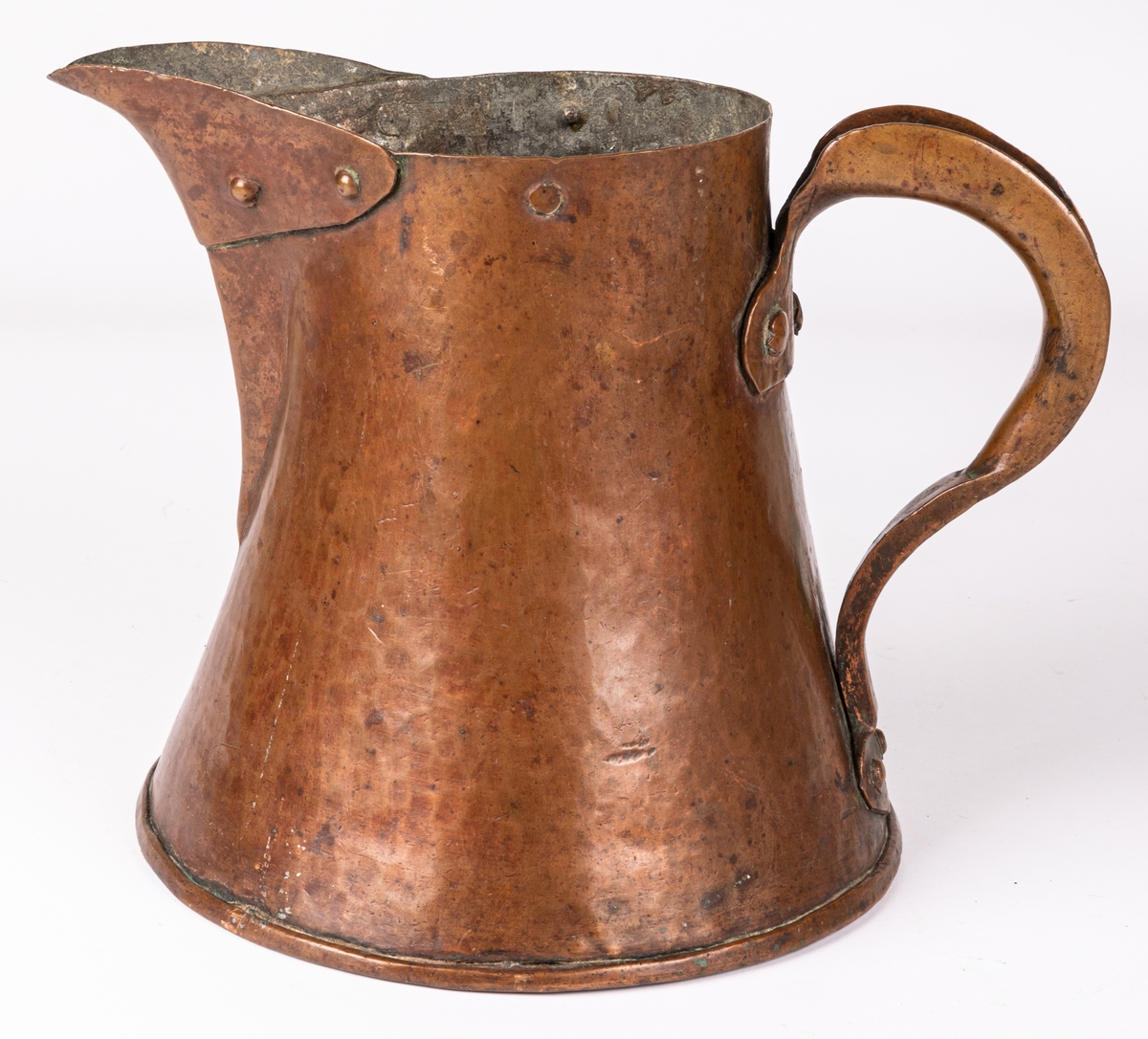 Brännvinsmått av koppar, koniskt, stort sprund, handtag. Märkt 1772 eller 1779.