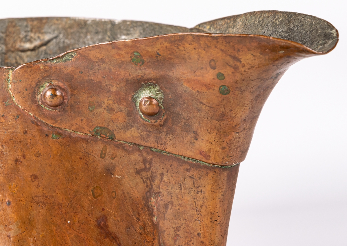Brännvinsmått av koppar, koniskt, stort sprund, handtag. Märkt 1772 eller 1779.