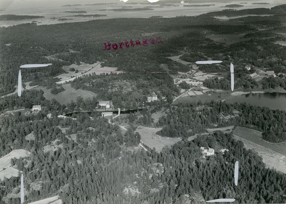 Flygfoto över Helgerum. De två bilderna visar dels den obeskurna kopian, dels det beskurna vykort som blev resultatet.