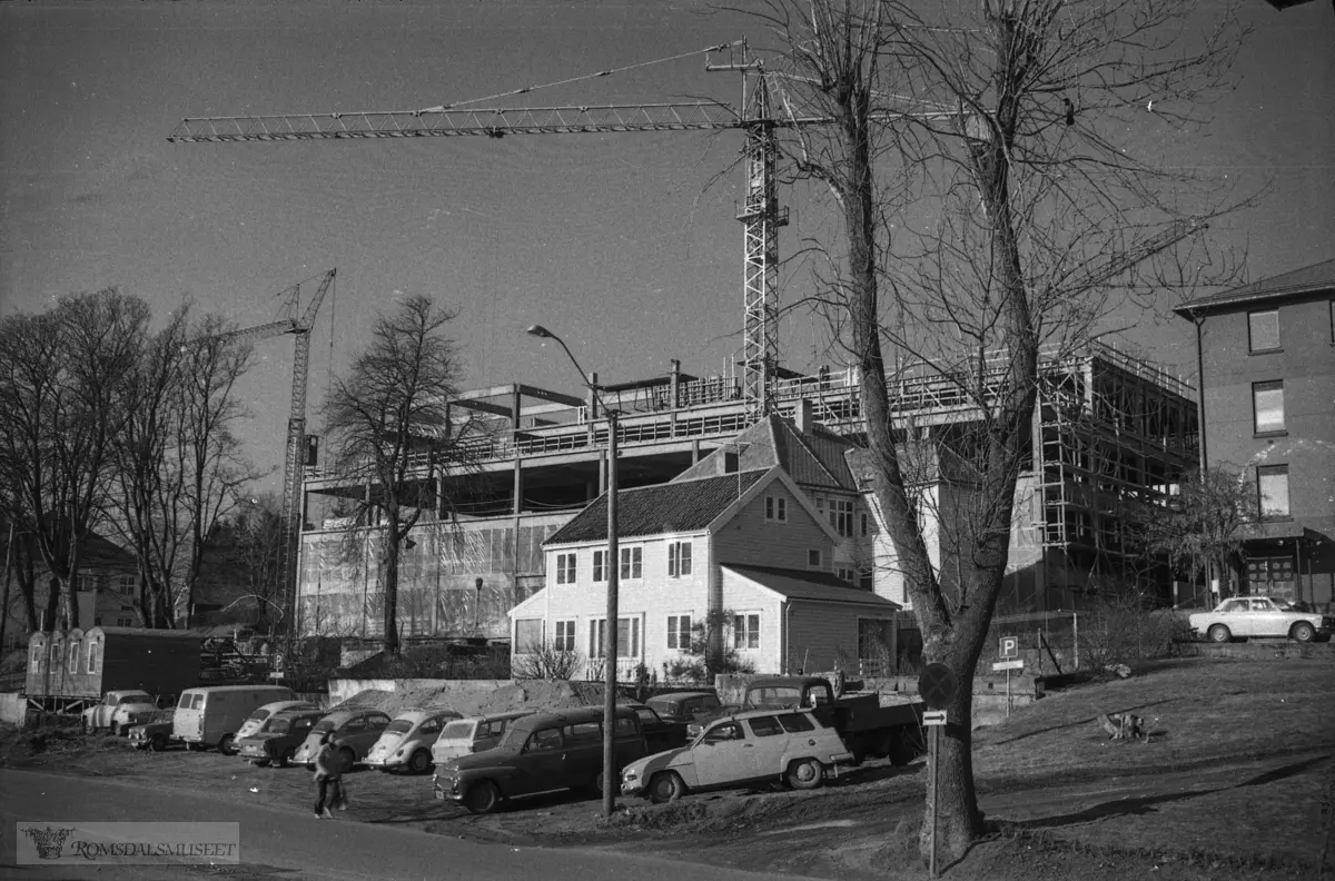 "februar-mars 1972".Bygging av fylkeshuset.