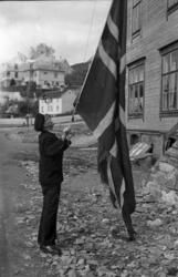 NR .1. "Flagget heises 08.05.1945".