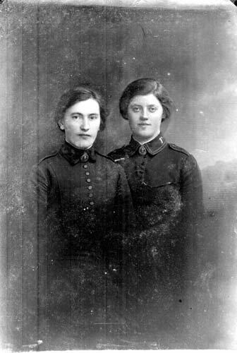Två kvinnor i frälsningsarméns uniform.