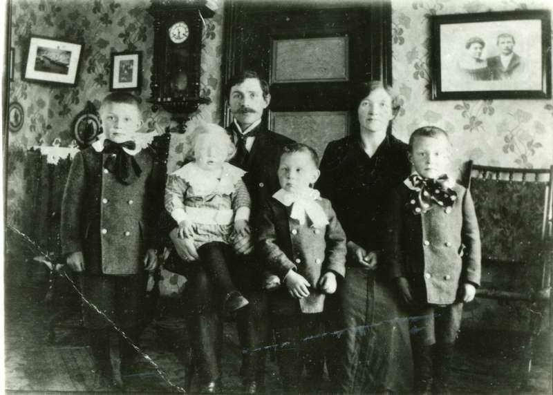 Ekteparet Sevart og Alvhilde Johnsen fra Vottestad i Øksnes sammen med barna.