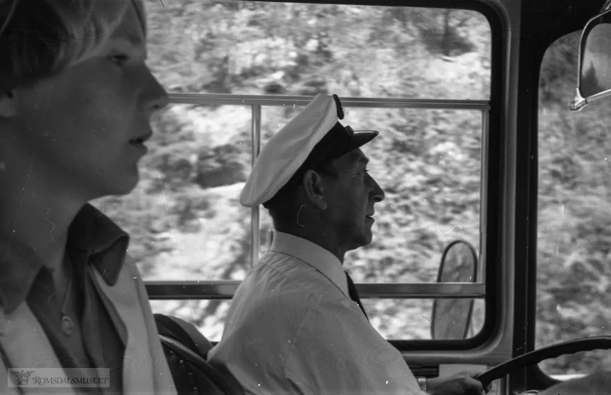 "Mette sin film, speiderleir 1970".På busstur med Aukra auto.