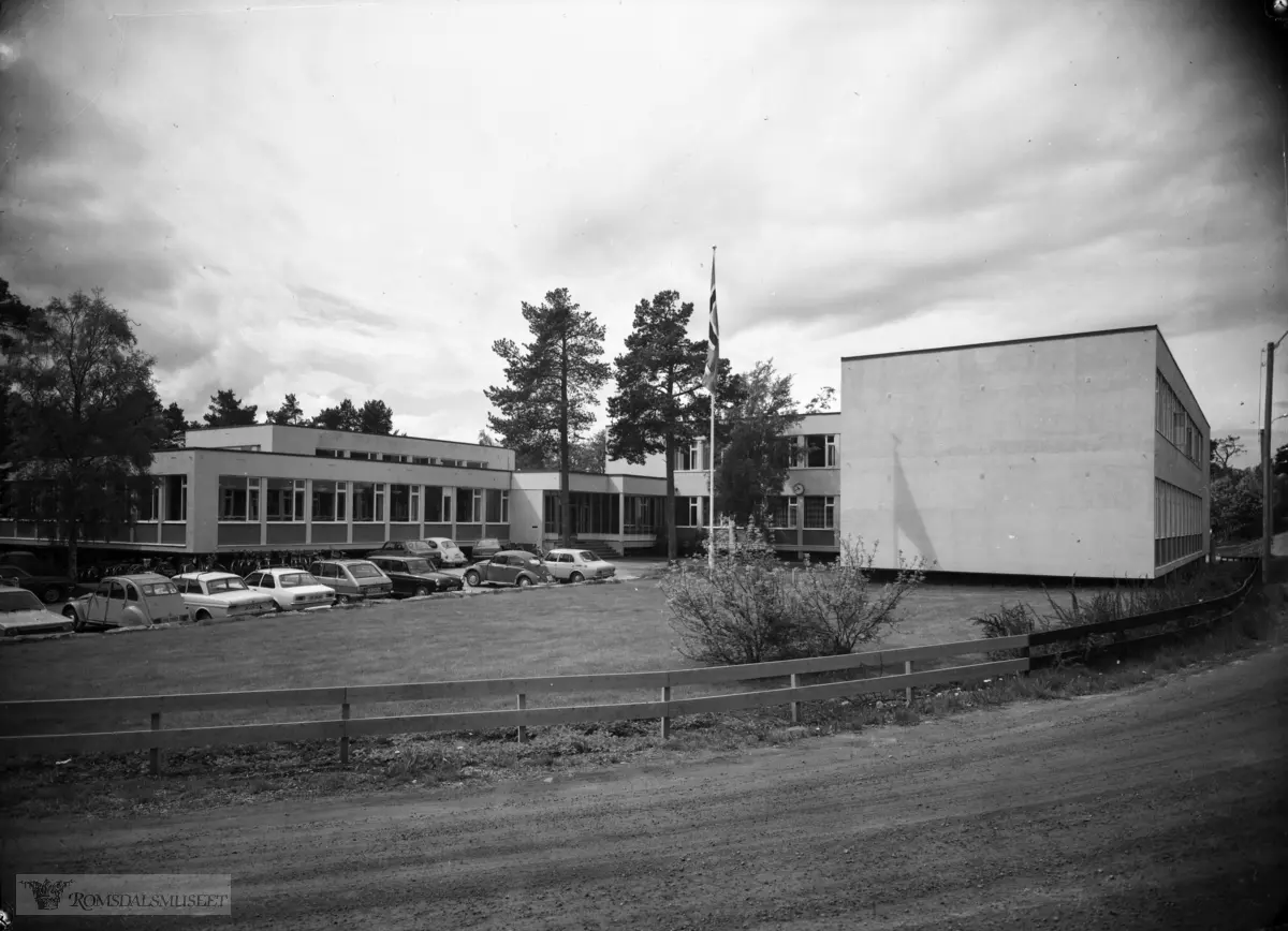 Husflidskolen. .Møre og Romsdal husflidsskole kom i gang på Kviltorp i 1948. Skolen hadde fra 1972 1-årig kurs i søm, vev og dessuten tilbud for aktivitetsledere, halvårskurs i tekstilforming og i forming. Fra 1976 tilbydde skolen skolegang i tegning/form og farge. I 1977 fikk skolen andreårskurs i forming, søm, veving og aktivitørutdanning. I 1979 skifta skolen navn til Kviltorp videregående skole.