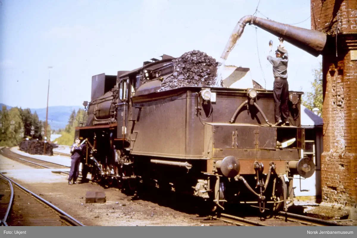 Damplokomotiv type 26c nr. 414 tar vann på Koppang