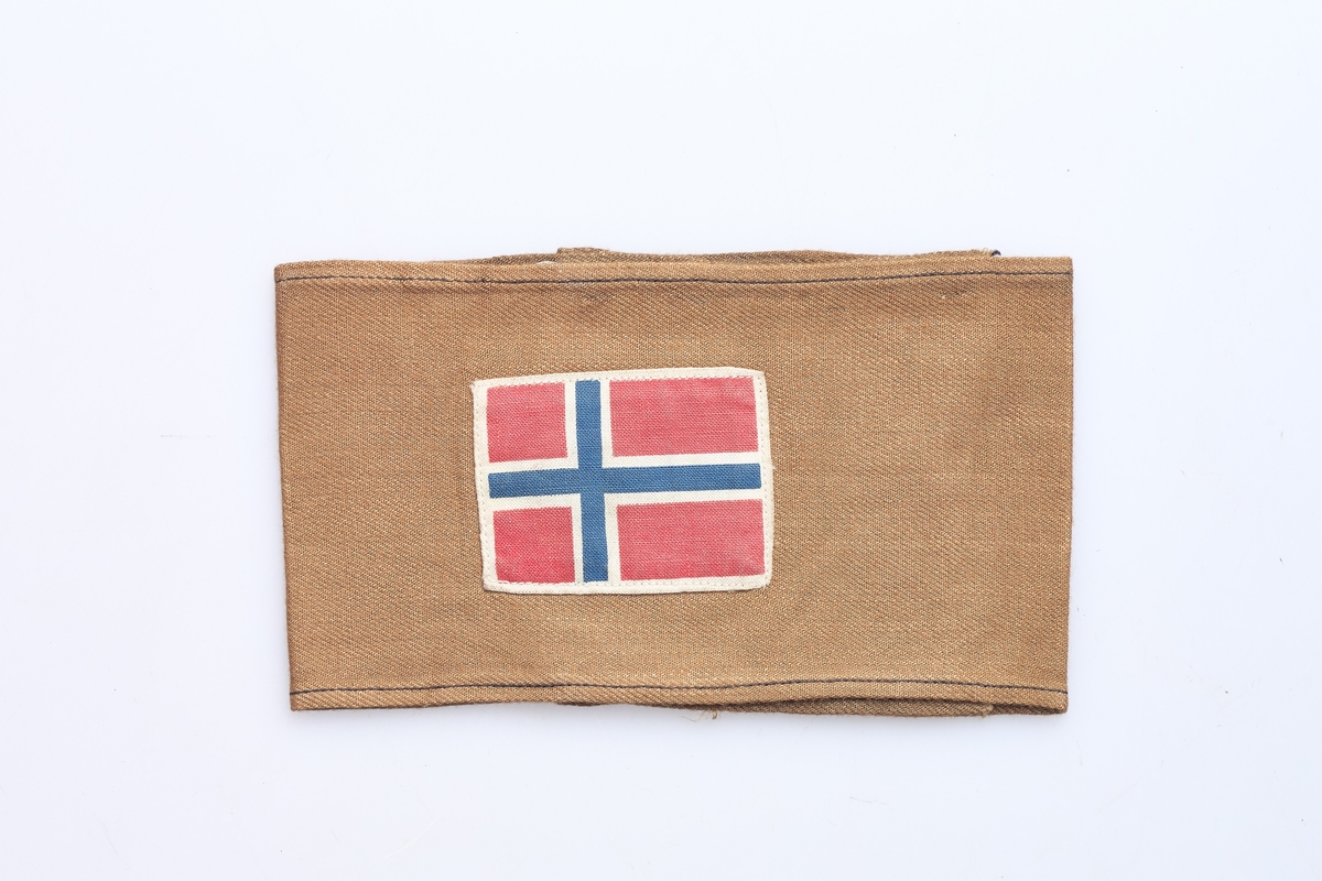 Rektangulær stoffbit påsydd det norske flagg, brukt av hjemmestyrkene.