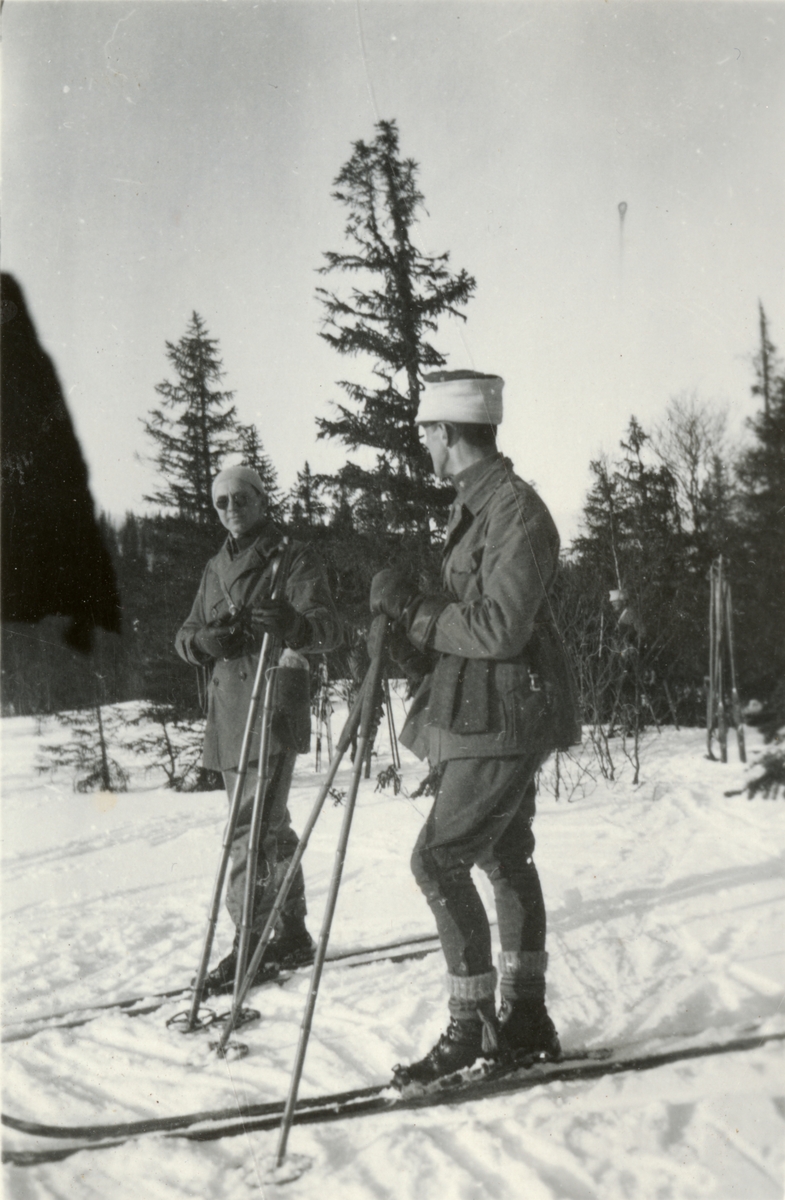 Text i fotoalbum: "Vinterövningarna 1930. Övningsmarsch Björnänge-Kallsjön den 19.-20. febr. Kolch med ch 2. ingplut".
