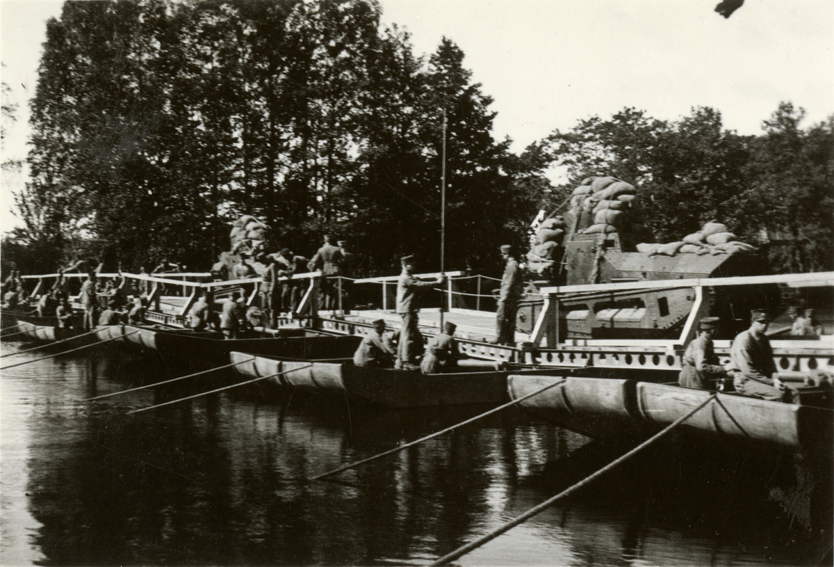 Text i fotoalbum: "Under brobygget vid Westanå hade vi besök av stridsvagnar, som provbelastade de olika brotyperna".